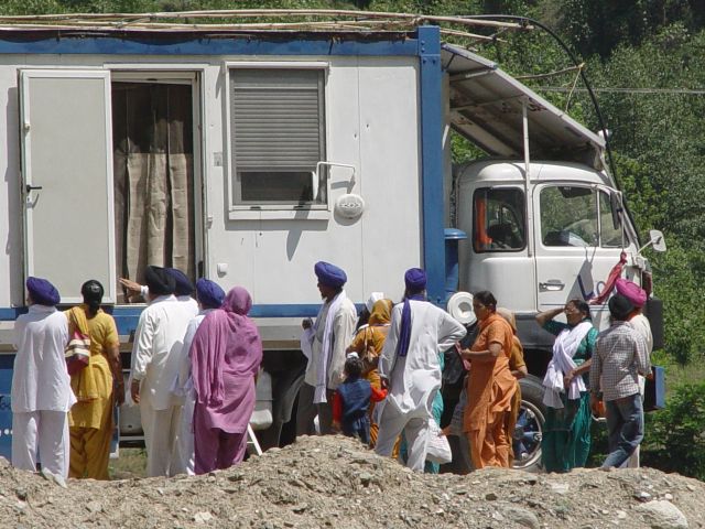 Neugierige Sikhs in Kullu.